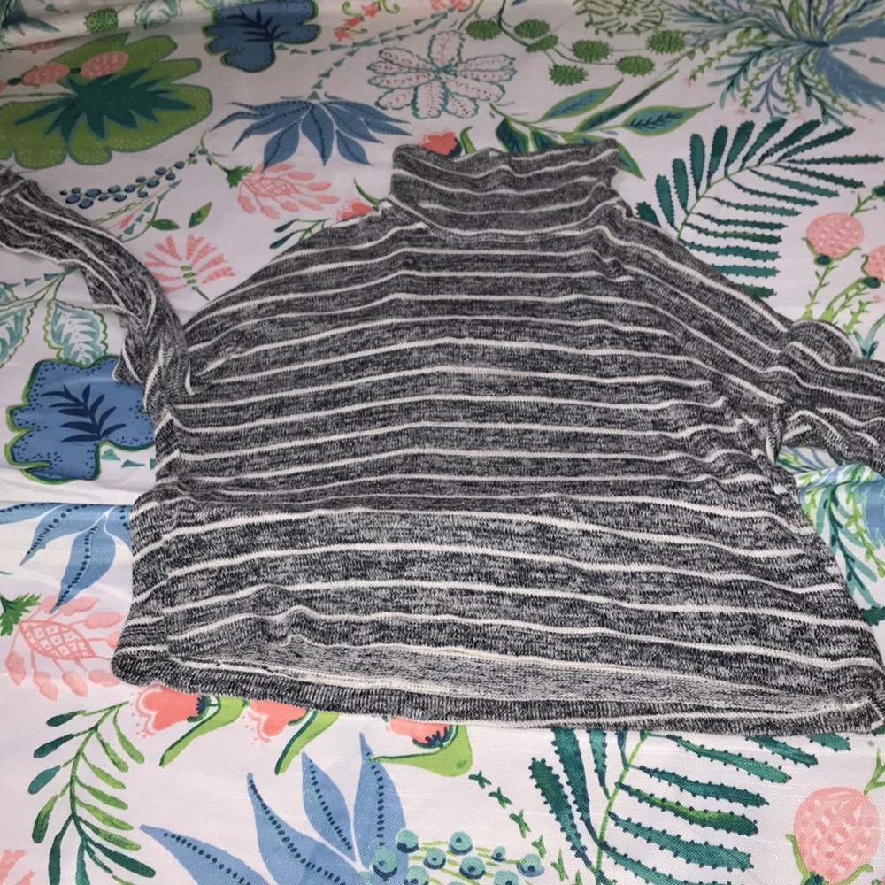Forever 21 Turtle Neck - Picture 4 of 4